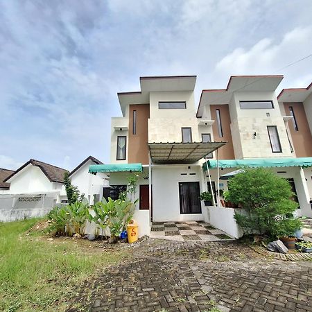Villa Estetik Di Malang Exteriör bild